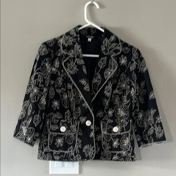Elegant Black and White Floral Blazer - Picture 1 of 5